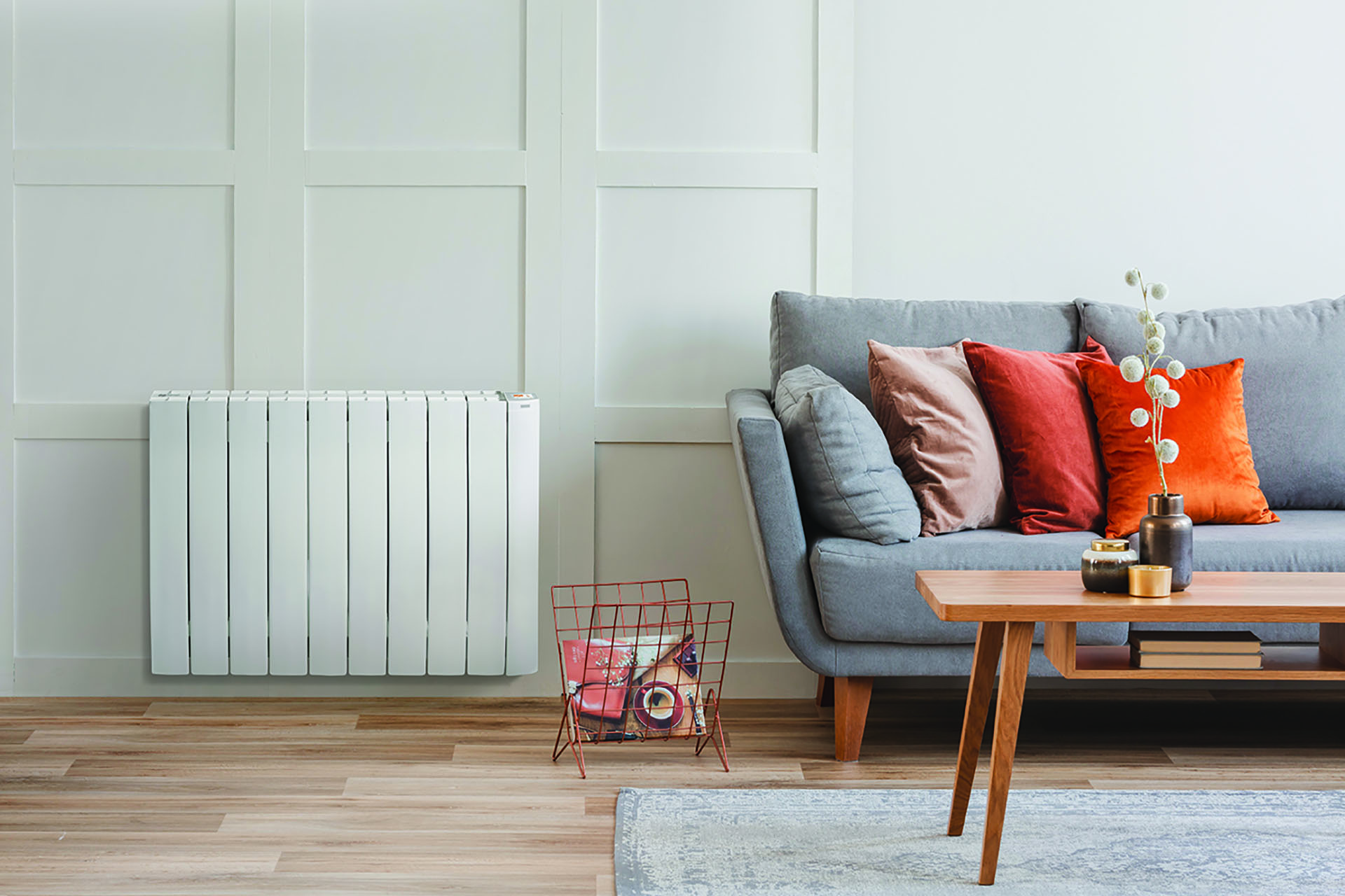 Copy space on empty white wall of fashionable living room interi