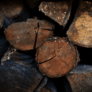 Pile de bûches de bois prêtes pour la combustion dans un poêle à bois.
